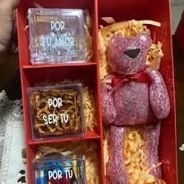 Canasta corazón con chocolates